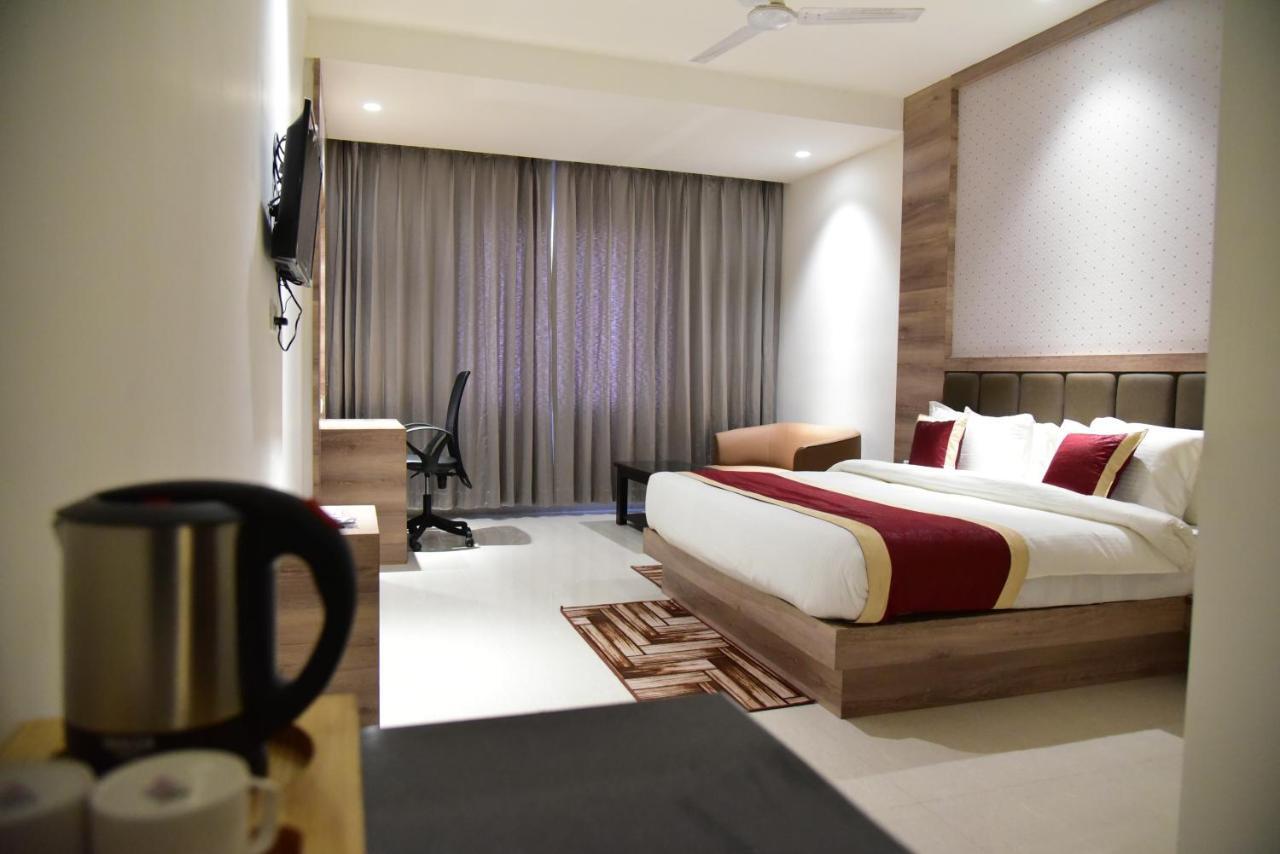 Hotel Crystal Grand Haldwāni Extérieur photo