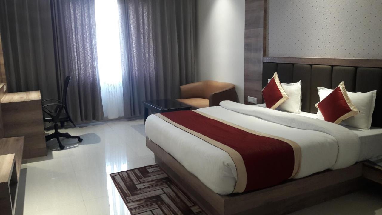 Hotel Crystal Grand Haldwāni Extérieur photo