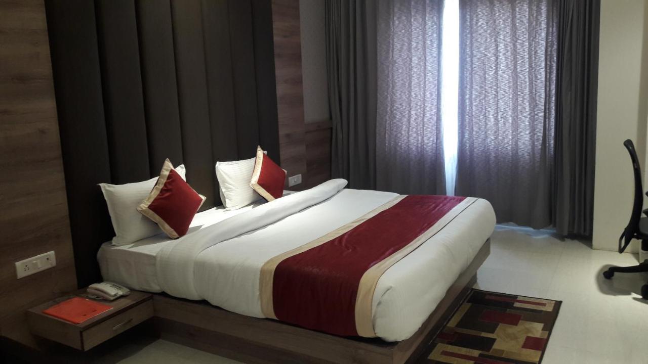 Hotel Crystal Grand Haldwāni Extérieur photo