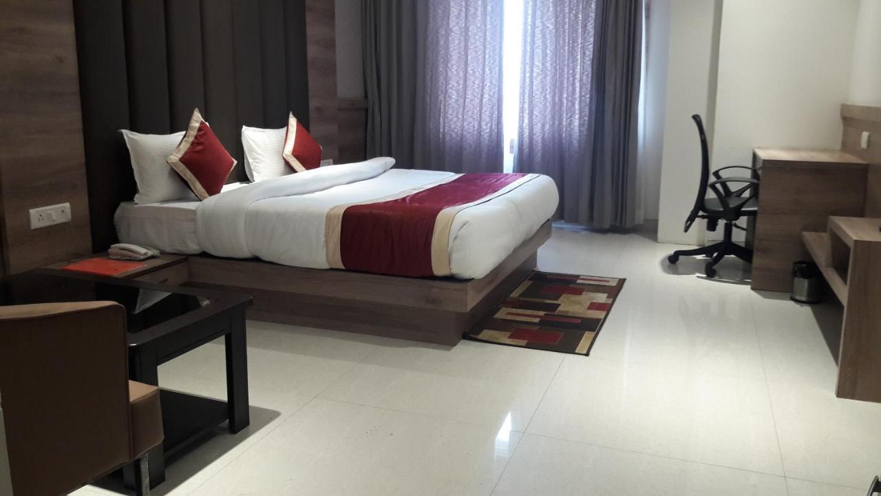 Hotel Crystal Grand Haldwāni Extérieur photo