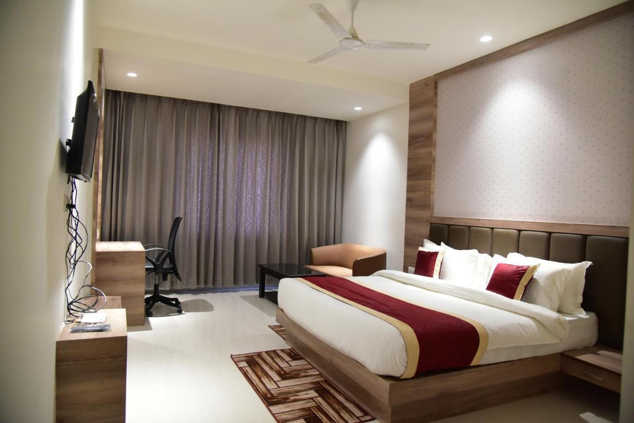Hotel Crystal Grand Haldwāni Extérieur photo